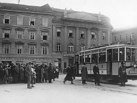 Trg bana Jelačića 1930. godine. Stajalište tramvaja za Mirogoj (prometovao od 1911. do 1931. pruga Kaptol - Nova ves - Gupčeva zvijezda – Mirogoj).jpg